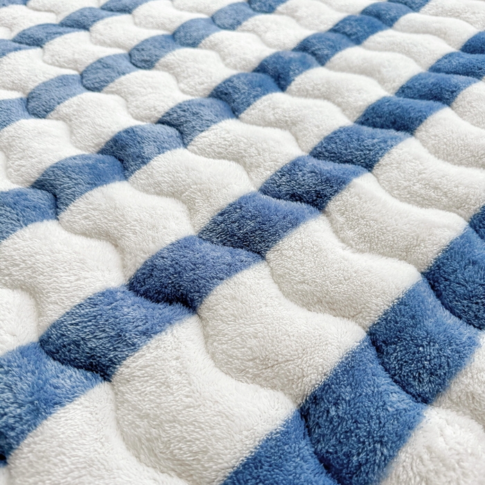 91家纺网 家纺一手货源 找家纺 2024新款A类北极绒格子-条纹系列宽包边加厚被套（自然光图） 条纹-高贵蓝