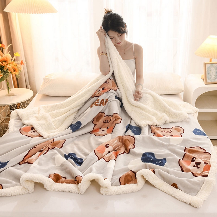 91家纺网 家纺一手货源 找家纺 2025新款毛毯AB版牛奶绒+羊羔绒毯子复合多功能午睡毯 小熊-灰