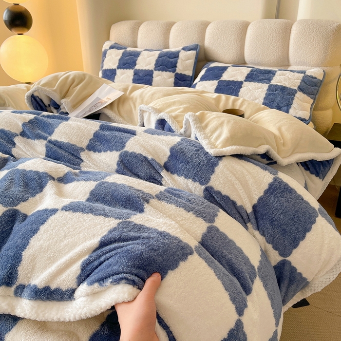 91家纺网 家纺一手货源 找家纺 2024新款A类北极绒格子-条纹系列宽包边加厚被套（暖光图） 棋盘格-高贵蓝