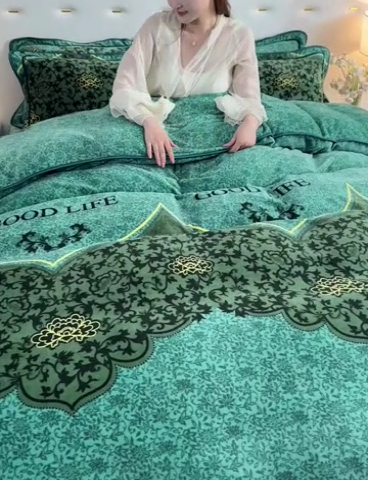 91家纺网 家纺一手货源 找家纺 阿亮家居 2024新款8.5斤保暖牛奶绒金貂绒床裙款四件套 绿野仙踪