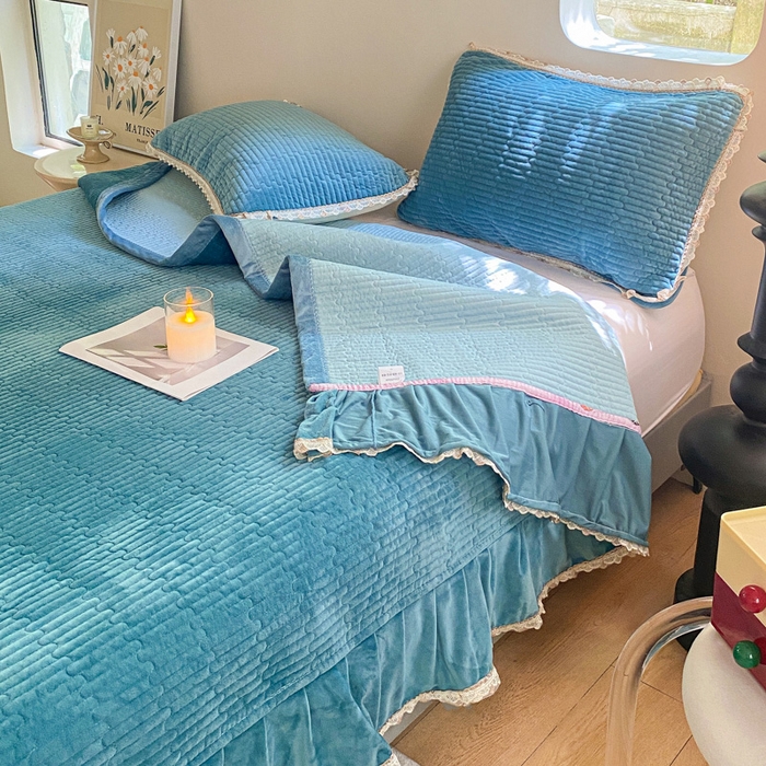 91家纺网 家纺一手货源 找家纺 胜权家纺 2024秋冬新款婴儿绒夹棉圆角花边简约风纯色牛奶绒床盖三件套 流绪花梦蓝