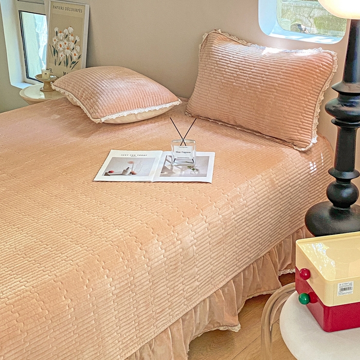 91家纺网 家纺一手货源 找家纺 胜权家纺 2024秋冬新款婴儿绒夹棉圆角花边简约风纯色牛奶绒床盖三件套 流绪花梦咖