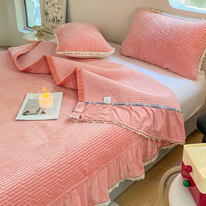 91家纺网 家纺一手货源 找家纺 胜权家纺 2024秋冬新款婴儿绒夹棉圆角花边简约风纯色牛奶绒床盖三件套 流绪花梦玉