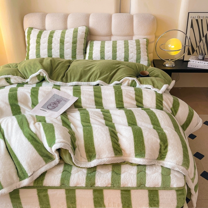91家纺网 家纺一手货源 找家纺 2024新款A类北极绒格子-条纹系列宽包边加厚被套（暖光图） 条纹-豆绿