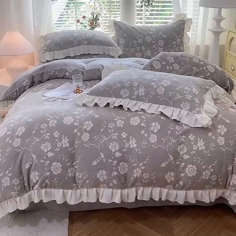 91家纺网 家纺一手货源 找家纺 大麦家纺 204新款高克重雕花牛奶绒四件套-爱丽丝 爱丽丝-浅灰