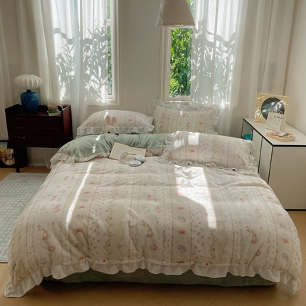 91家纺网 家纺一手货源 找家纺 美乐迪家纺 2024新款花边牛奶绒印花四件套 苹果兔