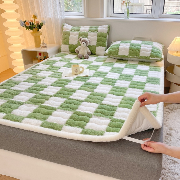 91家纺网 家纺一手货源 找家纺 2024秋冬加厚床垫床褥子北极绒印花泰迪绒床褥床护垫三件套-160g夹棉 棋盘格-豆绿