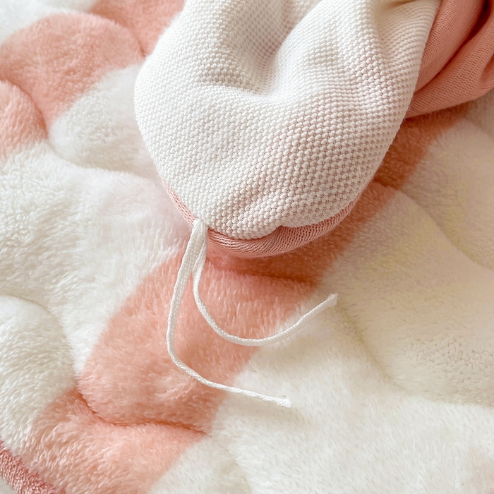 91家纺网 家纺一手货源 找家纺 2024新款A类北极绒格子-条纹系列宽包边加厚被套（暖光图） 条纹-粉玉