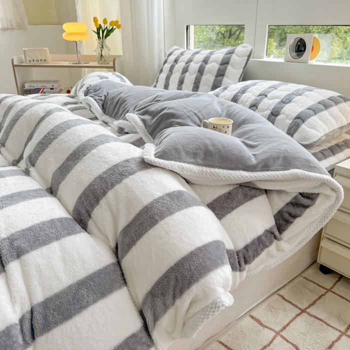 91家纺网 家纺一手货源 找家纺 2024新款A类北极绒格子-条纹系列宽包边加厚被套（自然光图） 条纹-灰色