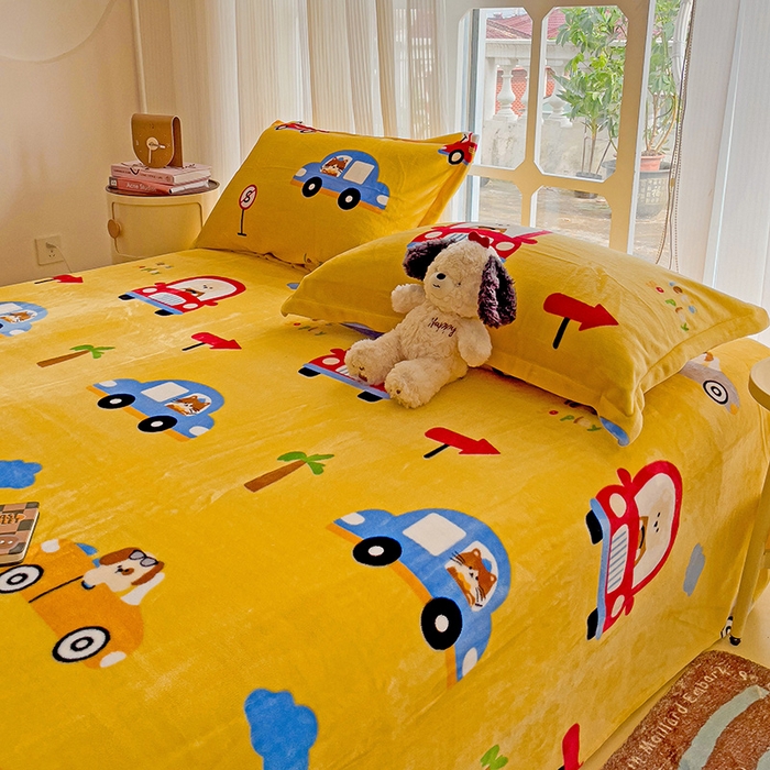 91家纺网 家纺一手货源 找家纺 名兮家居 2024新款时尚卡通风高克重牛奶绒床单-盖毯 汽车派对