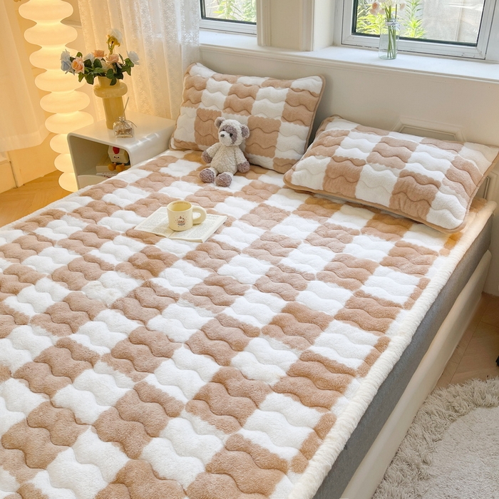 91家纺网 家纺一手货源 找家纺 2024秋冬加厚床垫床褥子北极绒印花泰迪绒床褥床护垫三件套-160g夹棉 棋盘格-奶咖