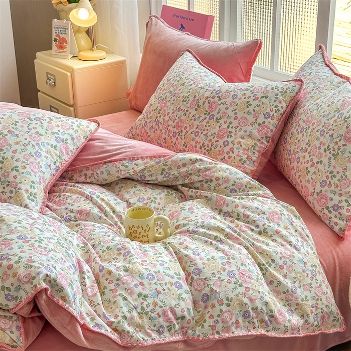 91家纺网 家纺一手货源 找家纺 2025新款三角针贝壳边棉加牛奶绒工艺款四件套 花园芬芳