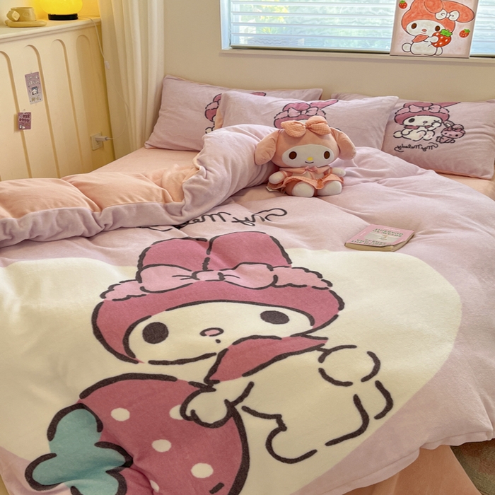 91家纺网 家纺一手货源 找家纺 金爱家 2024新款三丽鸥大版加厚牛奶绒四件套-第二批 绒R草莓美乐蒂