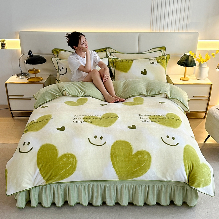 91家纺网 家纺一手货源 找家纺 富缦庭 2024新款8-9斤小包边床裙款牛奶绒印花四件套 怦然心动