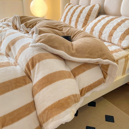 2024新款A类北极绒格子-条纹系列宽包边加厚被套（暖光图） 条纹-奶咖