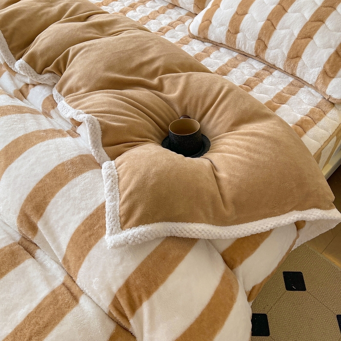 91家纺网 家纺一手货源 找家纺 2024新款A类北极绒格子-条纹系列宽包边加厚被套（暖光图） 条纹-奶咖