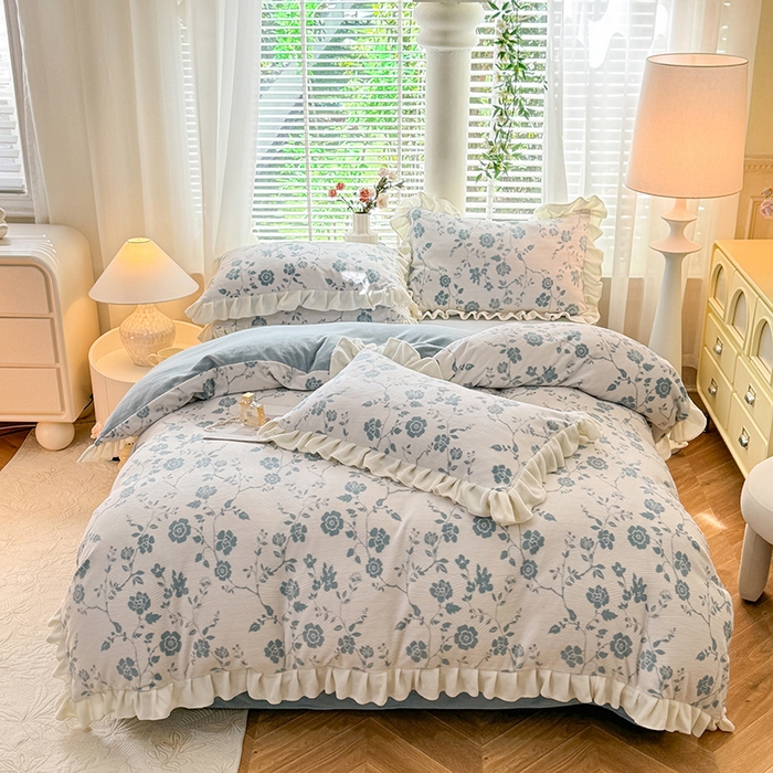 91家纺网 家纺一手货源 找家纺 大麦家纺 204新款高克重雕花牛奶绒四件套-爱丽丝 爱丽丝-天蓝