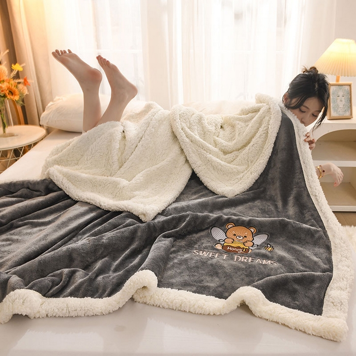 91家纺网 家纺一手货源 找家纺 2025新款毛毯AB版牛奶绒+羊羔绒毯子复合多功能午睡毯 美梦-浅灰