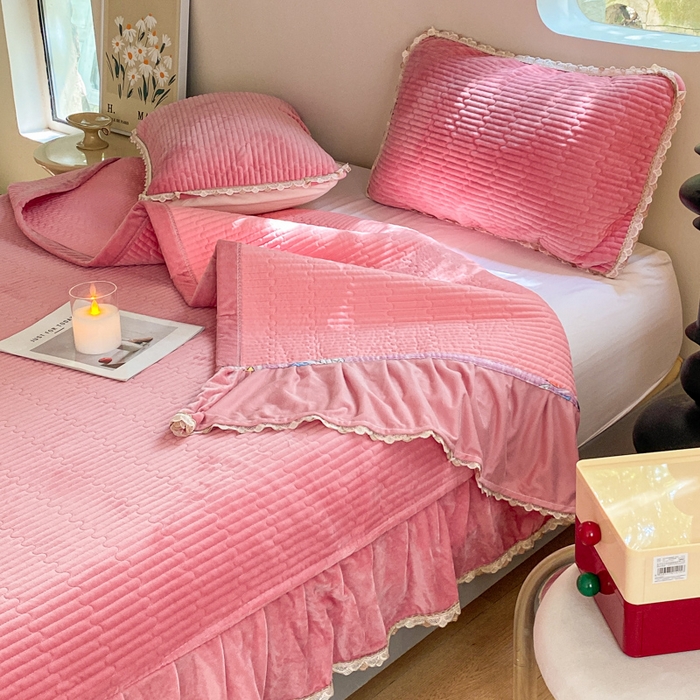 91家纺网 家纺一手货源 找家纺 （总）胜权家纺 2024秋冬新款婴儿绒夹棉圆角花边简约风纯色牛奶绒床盖三件套