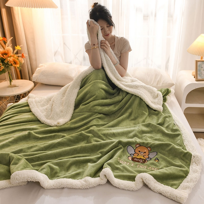 91家纺网 家纺一手货源 找家纺 2025新款毛毯AB版牛奶绒+羊羔绒毯子复合多功能午睡毯 美梦-千草绿