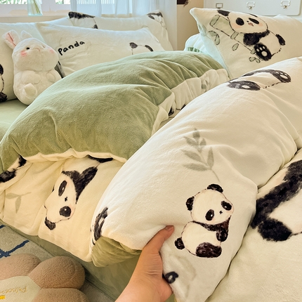 91家纺网 家纺一手货源 找家纺 慕澄家纺 2024新款小清新可爱印花牛奶绒加厚保暖四件套 小熊猫