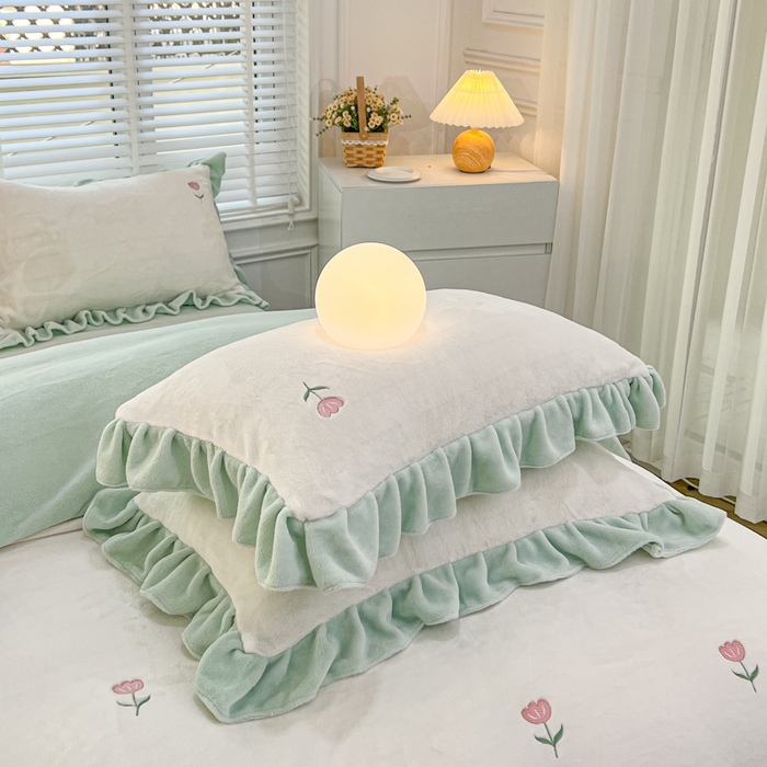 91家纺网 家纺一手货源 找家纺 金麦家纺 2024新款花边款牛奶绒四件套 蓝色花朵