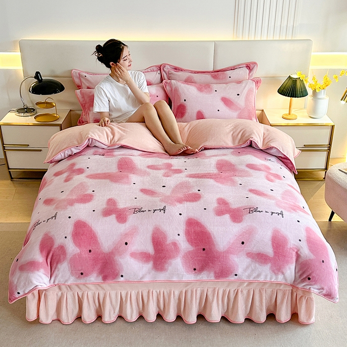 91家纺网 家纺一手货源 找家纺 富缦庭 2024新款8-9斤小包边床裙款牛奶绒印花四件套 蝶舞翩翩