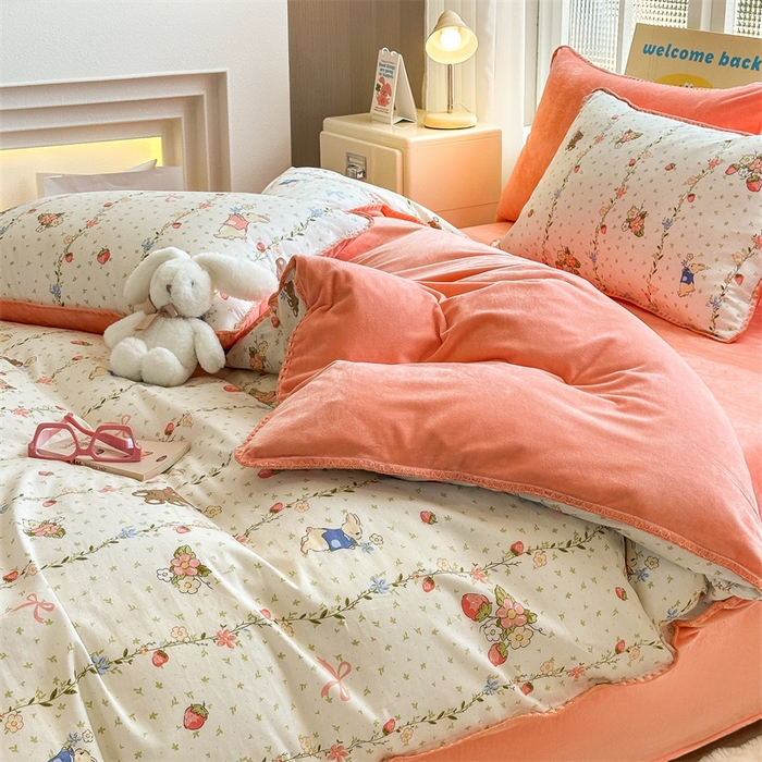 91家纺网 家纺一手货源 找家纺 2025新款三角针贝壳边棉加牛奶绒工艺款四件套 花香小兔