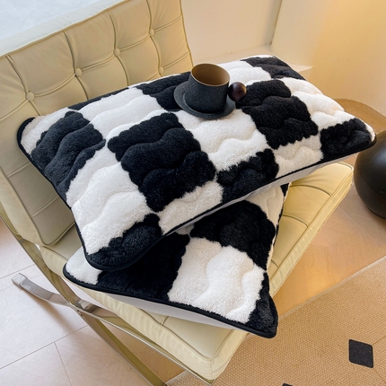 91家纺网 家纺一手货源 找家纺 2024秋冬新款A类北极绒保暖加厚夹棉机包边枕套-格子条纹系列（暖光图） 棋盘格-黑白