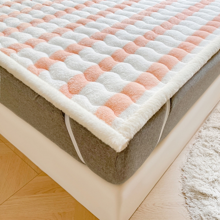 91家纺网 家纺一手货源 找家纺 2024秋冬加厚床垫床褥子北极绒印花泰迪绒床褥床护垫三件套-160g夹棉 条纹-粉玉