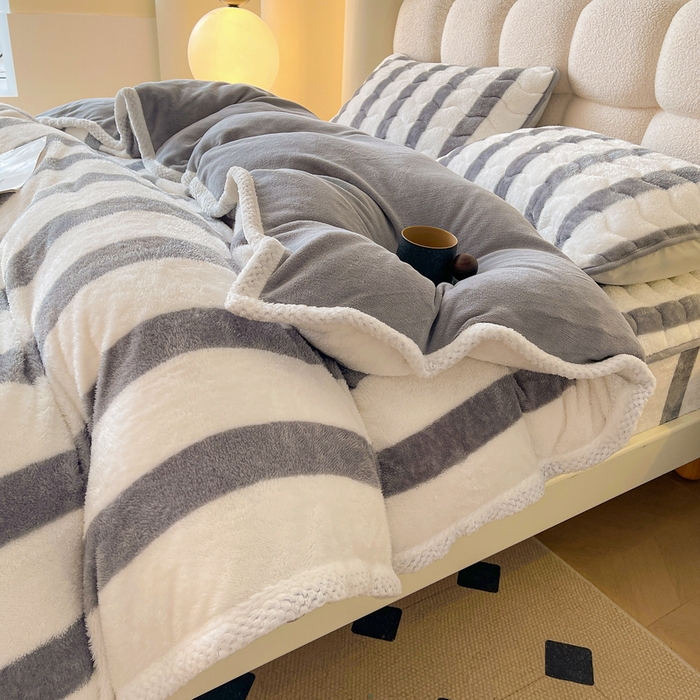 91家纺网 家纺一手货源 找家纺 2024新款A类北极绒格子-条纹系列宽包边加厚被套（暖光图） 条纹-灰色