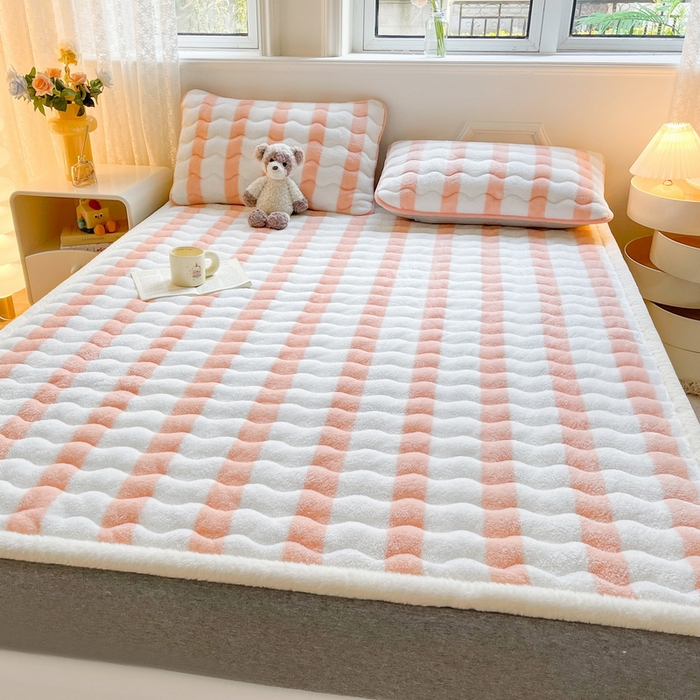 91家纺网 家纺一手货源 找家纺 2024秋冬加厚床垫床褥子北极绒印花泰迪绒床褥床护垫三件套-160g夹棉 条纹-粉玉