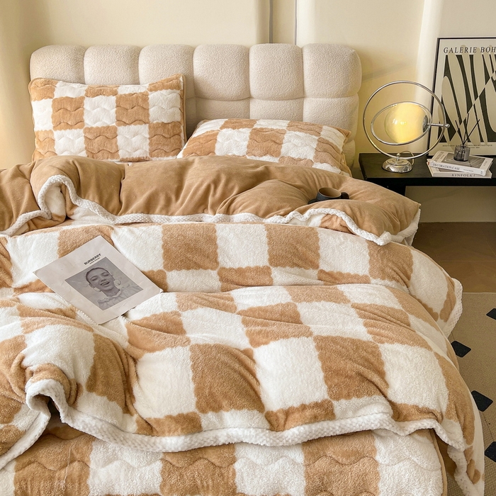 91家纺网 家纺一手货源 找家纺 2024新款A类北极绒格子-条纹系列宽包边加厚被套（暖光图） 棋盘格-奶咖
