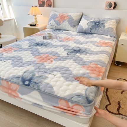 91家纺网 家纺一手货源 找家纺 2024秋冬牛奶绒加厚夹棉床笠三件套印花床垫保护套罩艾琳娜