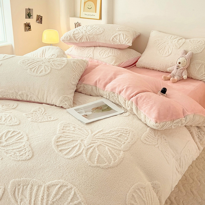 91家纺网 家纺一手货源 找家纺 梦之岛 2024新款高克重提花雕花牛奶绒四件套 蝴蝶公主-白粉