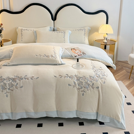 91家纺网 家纺一手货源 找家纺 （总）KA家纺 2025新款冬季设计师款牛奶绒刺绣四件套沐言系列