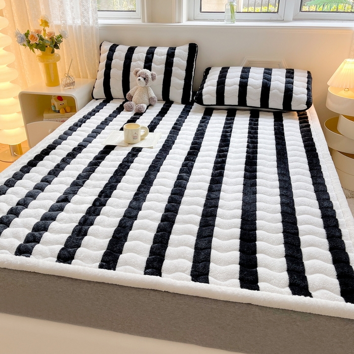 91家纺网 家纺一手货源 找家纺 2024秋冬加厚床垫床褥子北极绒印花泰迪绒床褥床护垫三件套-160g夹棉 条纹-黑色