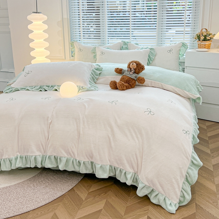 91家纺网 家纺一手货源 找家纺 金麦家纺 2024新款花边款牛奶绒四件套 蝴蝶结-蓝色