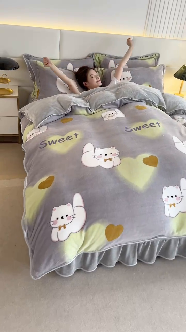 91家纺网 家纺一手货源 找家纺 富缦庭 2024新款8-9斤小包边床裙款牛奶绒印花四件套 甜心猫咪