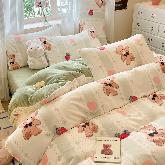 91家纺网 家纺一手货源 找家纺 慕澄家纺 2024新款小清新可爱印花牛奶绒加厚保暖四件套 草莓小熊