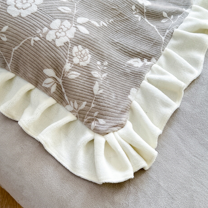 91家纺网 家纺一手货源 找家纺 大麦家纺 204新款高克重雕花牛奶绒四件套-爱丽丝 爱丽丝-浅灰