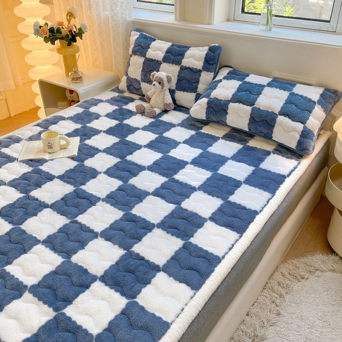 91家纺网 家纺一手货源 找家纺 2024秋冬加厚床垫床褥子北极绒印花泰迪绒床褥床护垫三件套-160g夹棉 棋盘格-高贵蓝