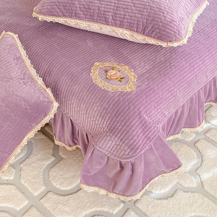 91家纺网 家纺一手货源 找家纺 胜权家纺 2024秋冬新款婴儿绒夹棉圆角花边简约风纯色牛奶绒床盖三件套 流绪花梦紫