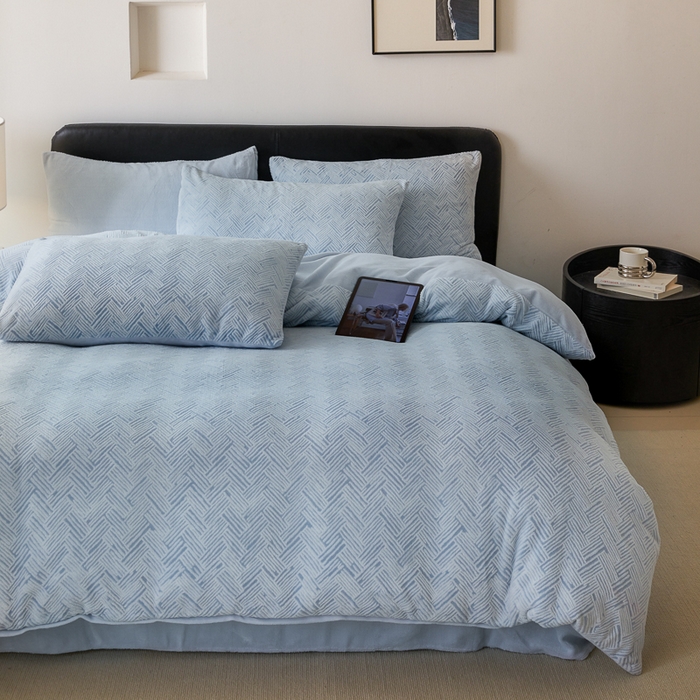 91家纺网 家纺一手货源 找家纺 优彩 2025新款雕花牛奶绒四件套烂花牛奶绒四件套 小几何-婴儿蓝