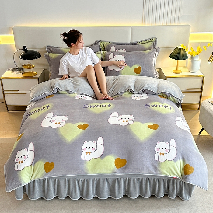 91家纺网 家纺一手货源 找家纺 富缦庭 2024新款8-9斤小包边床裙款牛奶绒印花四件套 甜心猫咪