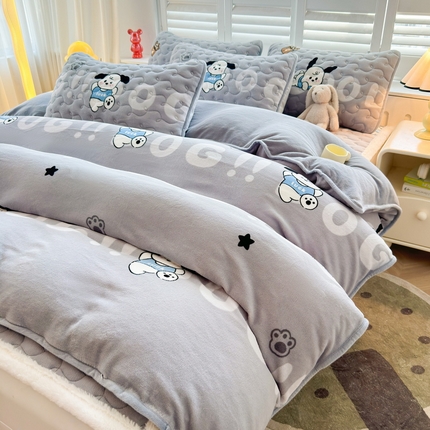91家纺网 家纺一手货源 找家纺 2024秋冬新款牛奶绒加厚夹棉床褥垫+牛奶绒被套四件套字母狗