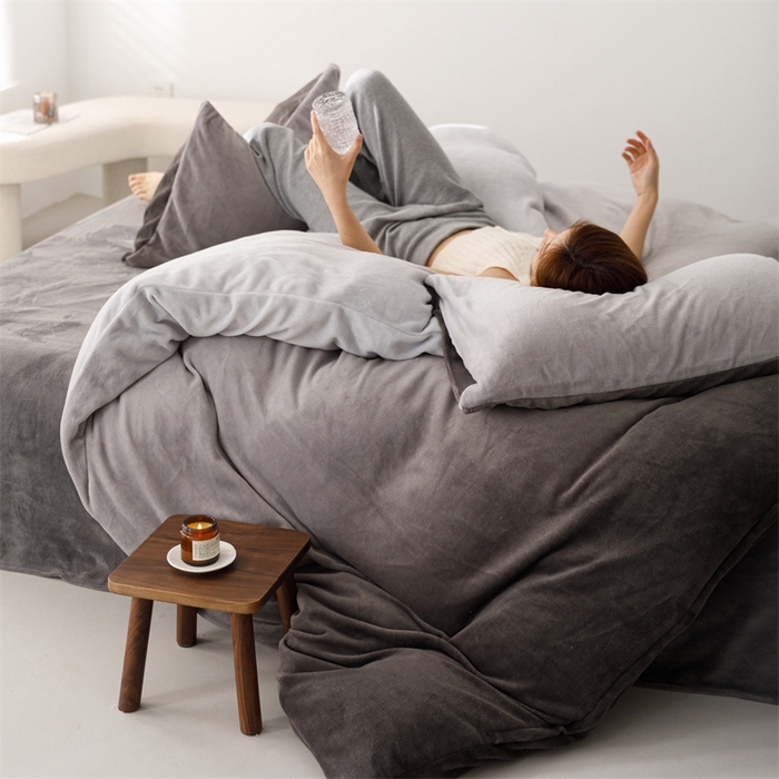 91家纺网 家纺一手货源 找家纺 2025新款小清新双面牛奶绒四件套 渐变灰