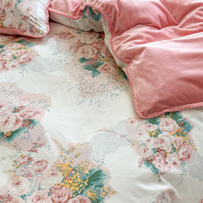 91家纺网 家纺一手货源 找家纺 2025新款三角针贝壳边棉加牛奶绒工艺款四件套 浪漫花舞