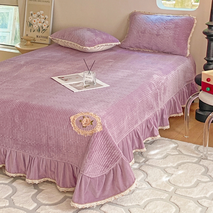 91家纺网 家纺一手货源 找家纺 胜权家纺 2024秋冬新款婴儿绒夹棉圆角花边简约风纯色牛奶绒床盖三件套 流绪花梦紫