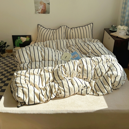 91家纺网 家纺一手货源 找家纺 三朵 2024新款无印风牛奶绒四件套 黑白纹细条